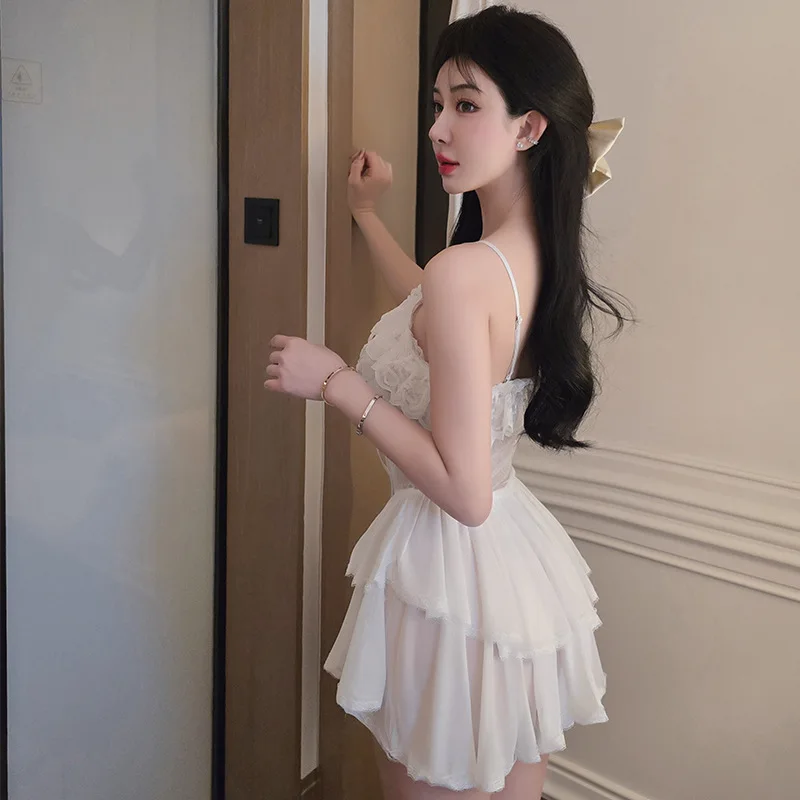 فستان نوم مثير شفاف من الدانتيل - بيبي دول مثيرة مع تصميم مفتوح بين الرجلين والبقاء