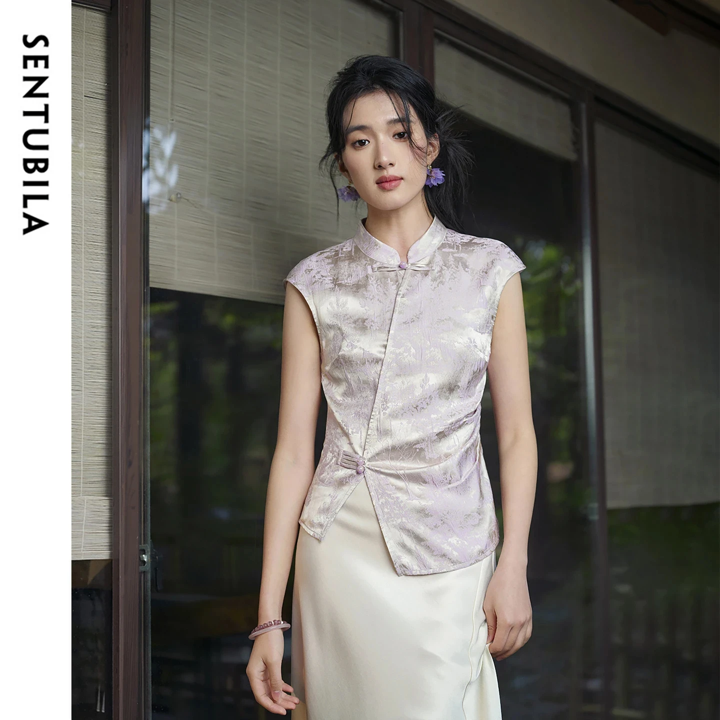 

SENTUBILA Elegant Mandarin Collar Chiffon Blouse 2026 Summer Jacquard Textured Asymmetrical Slit Hem Sleeveless Shirt 162VG4783