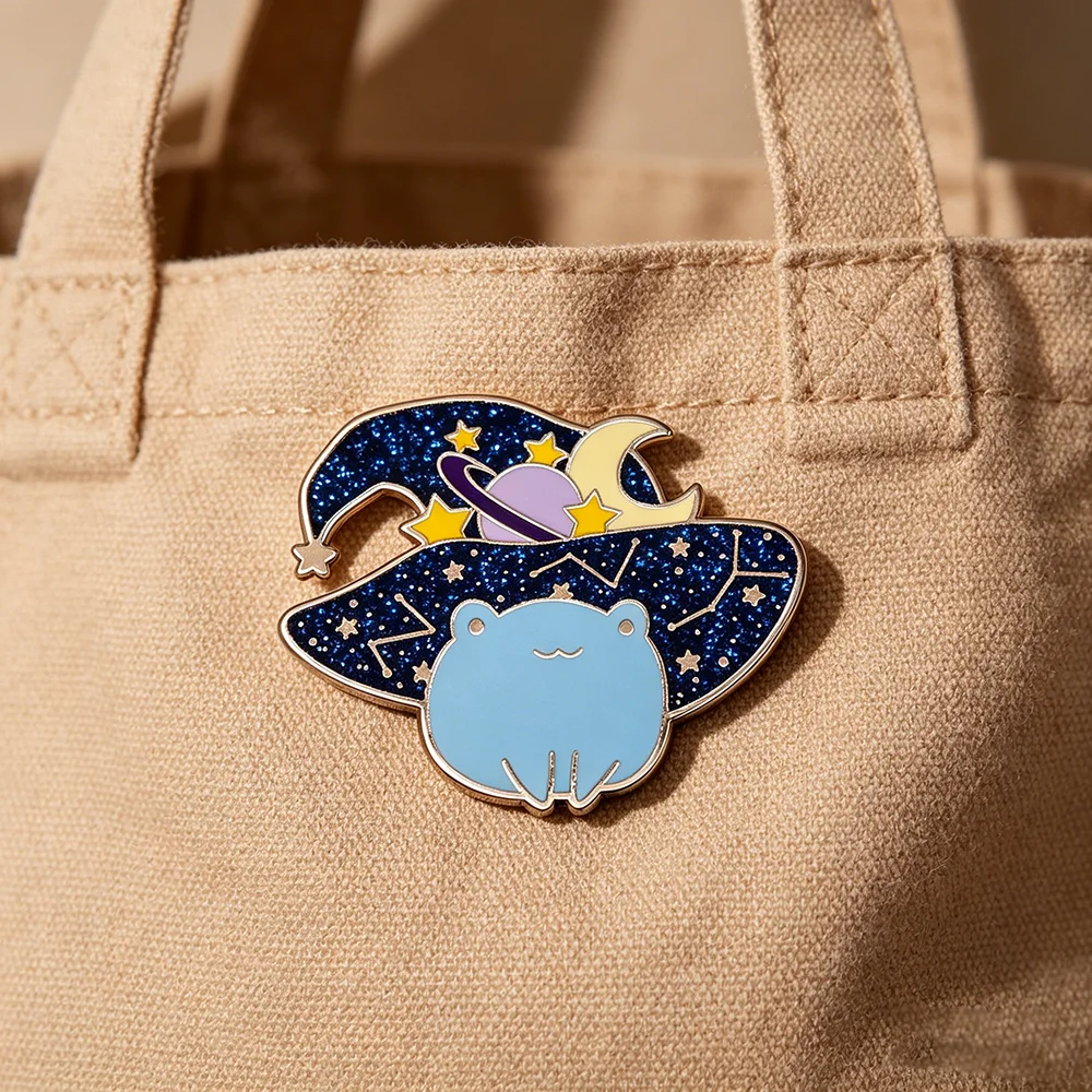 Niedliche Zauberer-Frosch-Emaille-Anstecknadel, glitzernde Sternenhimmel-Zaubererhut-Brosche, Rucksack- und Kleidungszubehör, Geschenke für Zauber-Enthusiasten – Detail 2