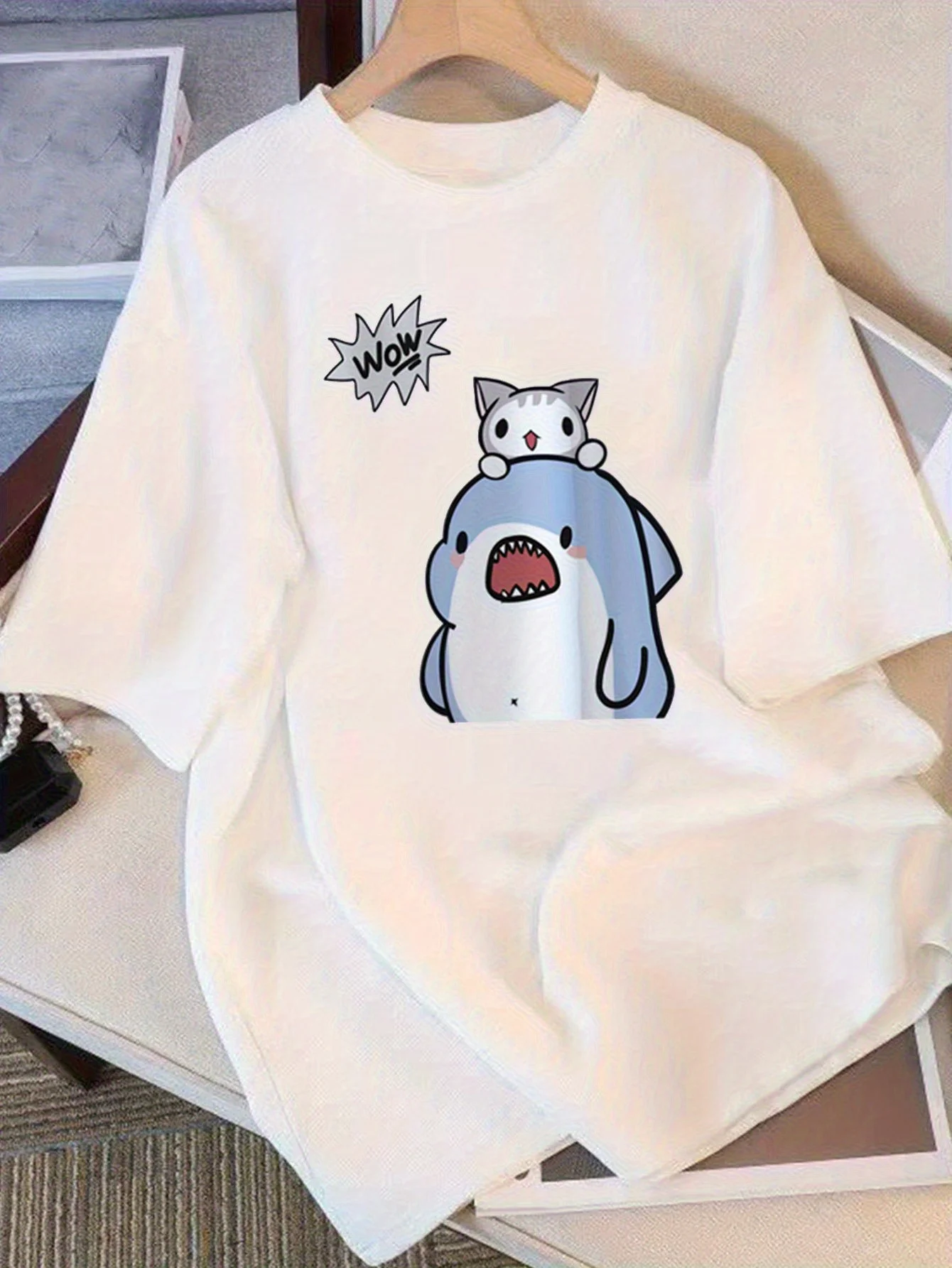 جرافيك على شكل قطة قرش كرتونية لطيفة للنساء مع مرحة "واو!" تي شيرت بأكمام قصيرة ورقبة دائرية قابلة للتنفس وأكمام هاراجوكو كاجوال