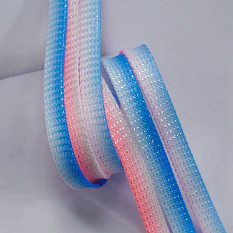 Metallisch glänzende silberne Schnürsenkel, bunte, leuchtende Seidenschnürsenkel, Farbverlauf, glitzernde, flache, schimmernde Schuhbänder, Damenschuhbänder – Detail 3