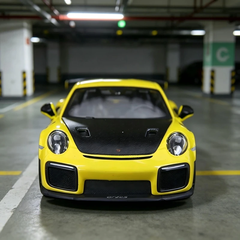 

Модель автомобиля Maisto 1:24 Porsche 911 GT2 RS из сплава, двери открываются, подходит для коллекционирования и может быть подарен.