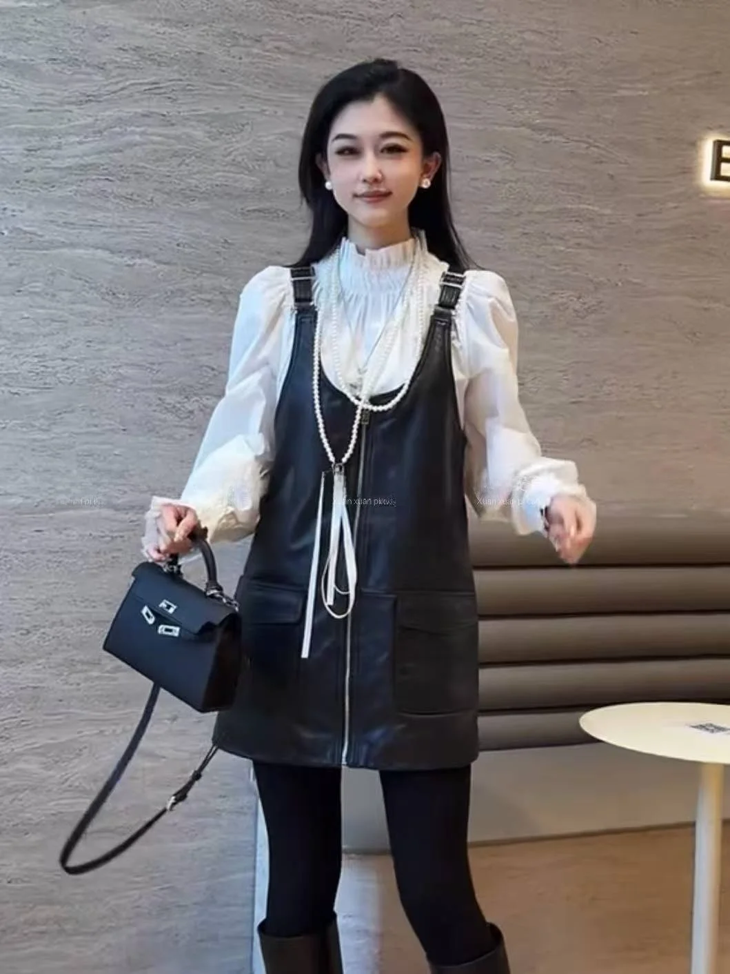 

Новая женская кожаная безрукавка из овчины 2025 года: приталенная, универсальная, с короткой молнией, повседневная модная верхняя одежда