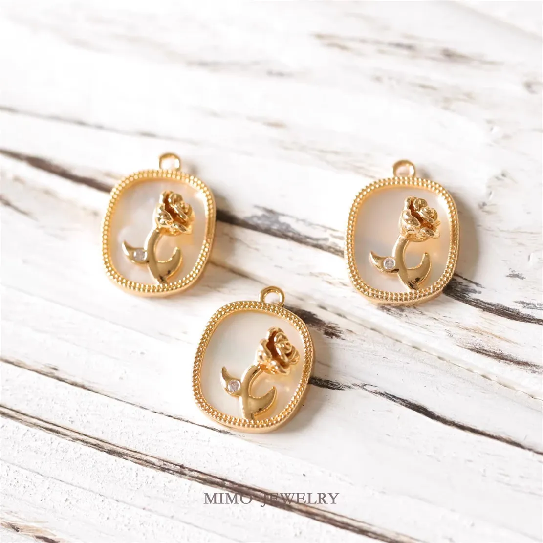 

1PCS A Copper-plated Real Gold Elegant and Versatile Square White Mother-of-pearl Rose Pendant DIY Handmade Accessory