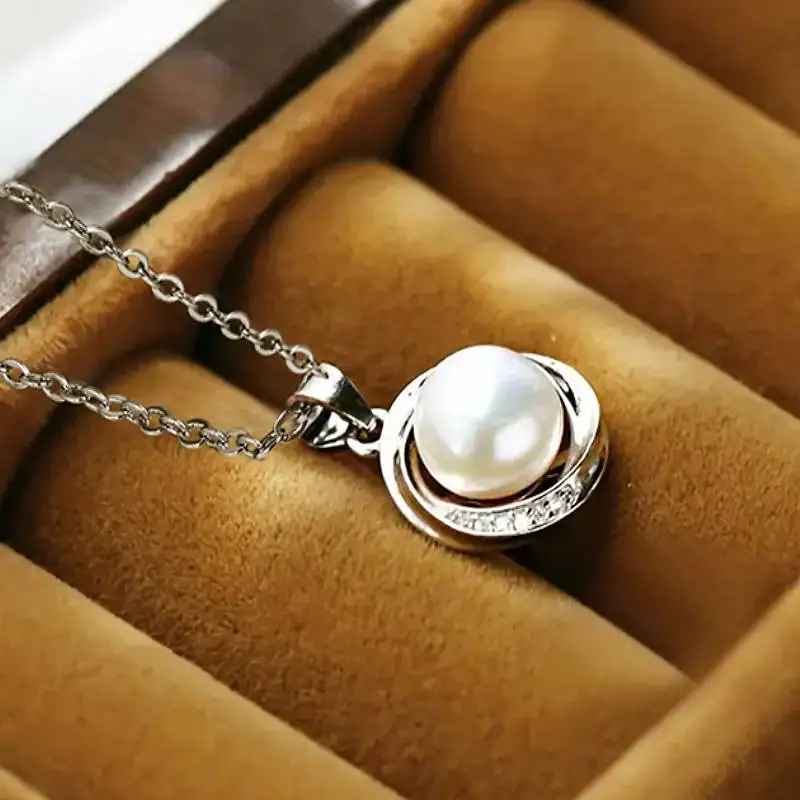 Huitan Simulierte Perle Dame Anhänger Halskette Silber Farbe Intarsien Glänzende CZ Elegante Hochzeit Party Zubehör Trendy Täglichen Schmuck