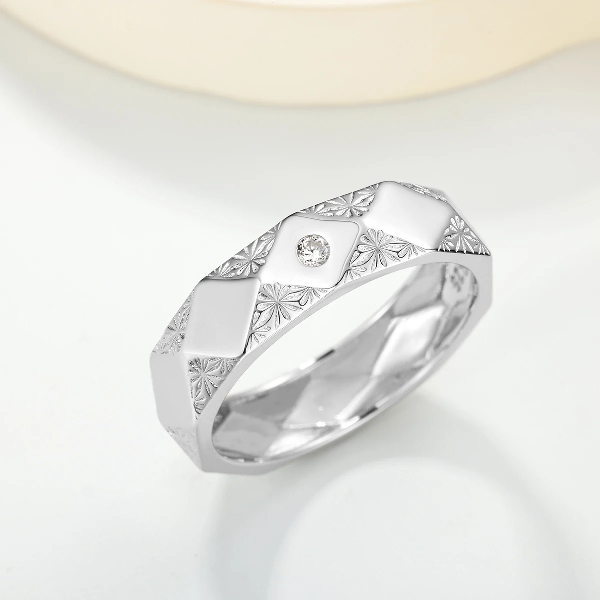 

S925 sterling silver plated with 18K white gold moissanite diamonds in a rhombus-shaped floral ring 0.03ct for women gift