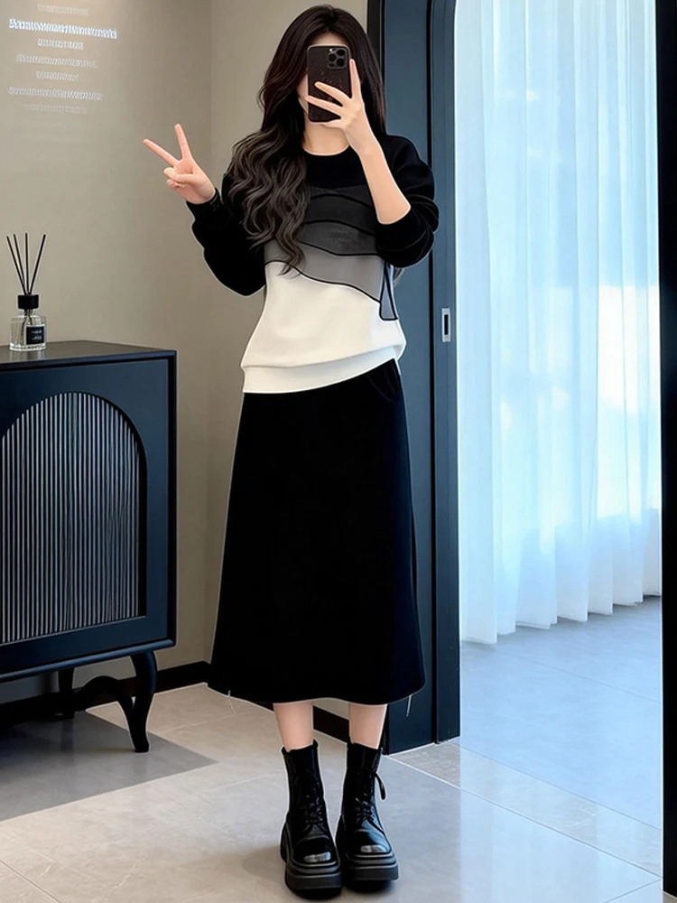 

Новый весенний комплект: укороченный топ с цветовыми блоками и длинными рукавами, а также юбка с завышенной талией. Повседневный модный женский костюм-двойка.