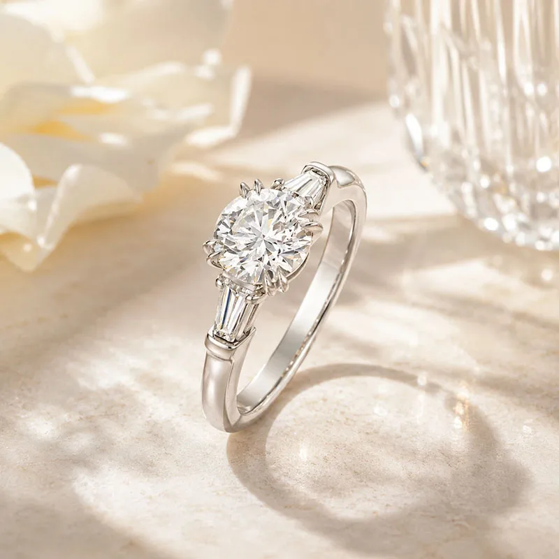 Eleganter 2-Karat-Rundschliff IGI-zertifizierter Laborgezüchteter Diamant-Verlobungsring DEF VS-VVS Massives Platin 950 Dreisteiniger Ehering – Detail 7