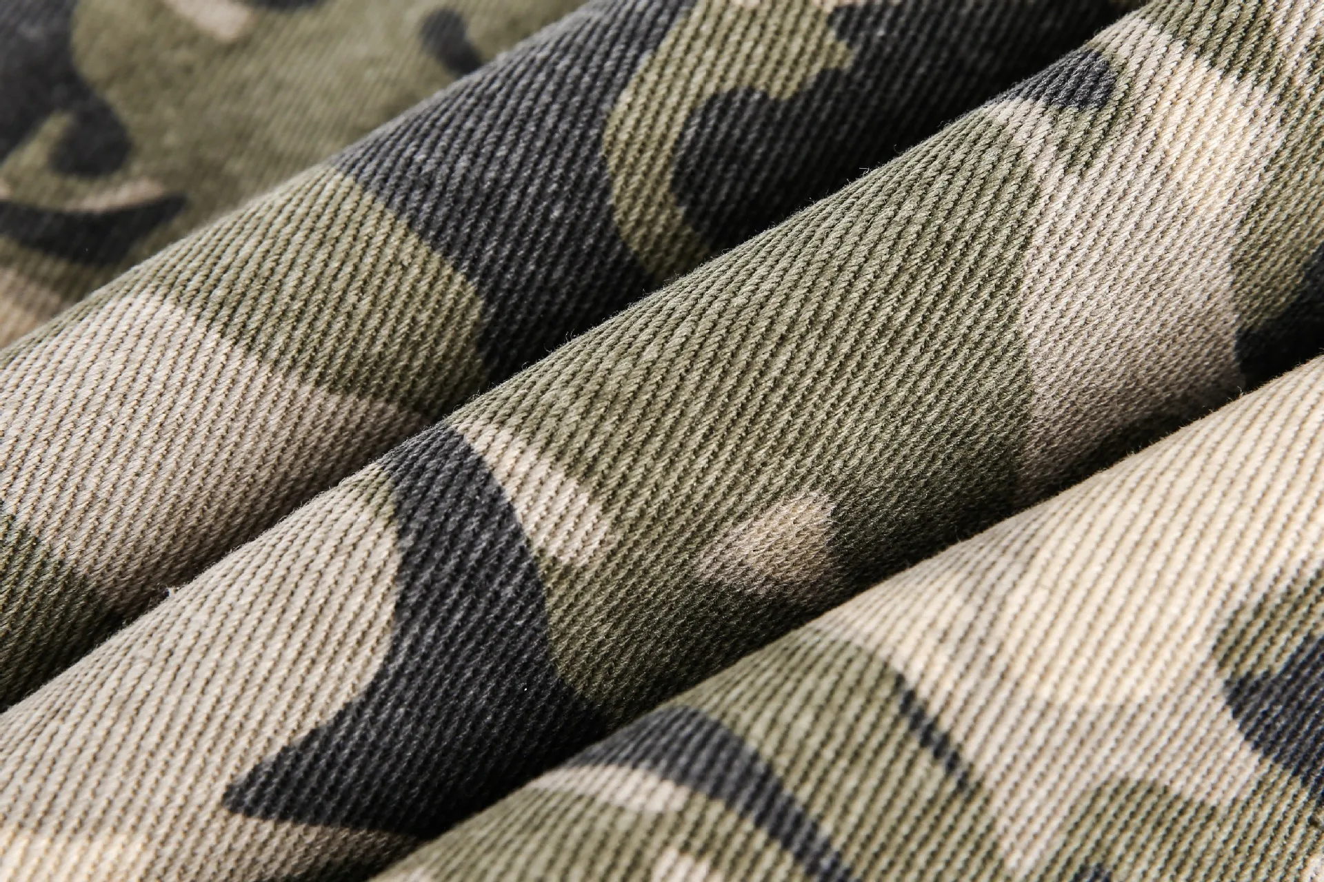 سترة قطن مموهة للرجال لشتاء 2025 عالية الجودة بياقة من الصوف الحقيقي معطف سترة دافئ نمط عسكري خارجي