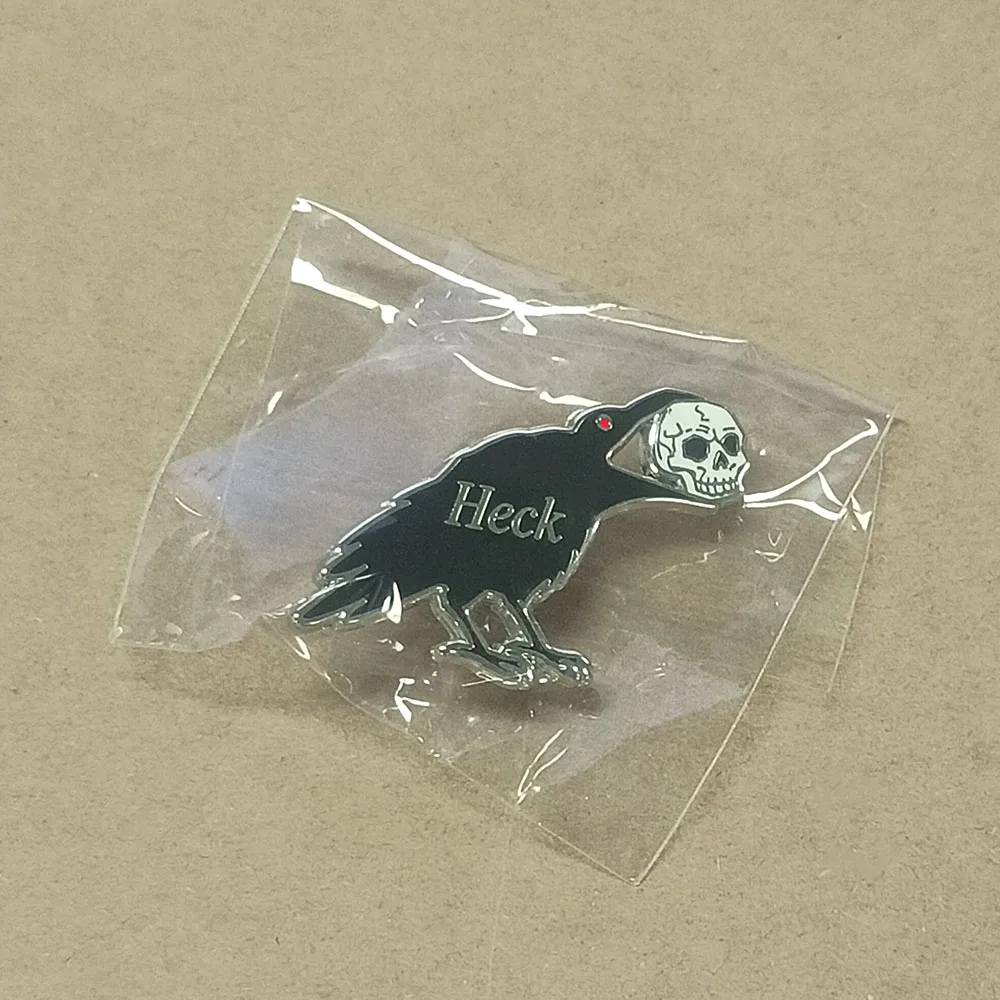 Lustige Goth-Hühner-Emaille-Pin, Höllischer Rabe mit Totenkopf, Gothic Schwarze Krähchen-Brosche, Anstecknadel für Rucksack, Dark-Humor-Schmuckgeschenk – Detail 9