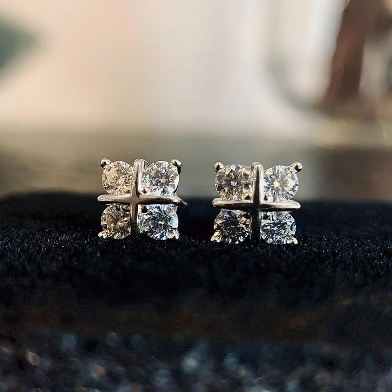 Lnkry Ohrstecker mit vierblättriger Blume aus 14 Karat Gold, funkelnder 3 mm Moissanit-Ohrring für Damen, koreanischer INS-Schmuck im schlichten Stil – Detail 5