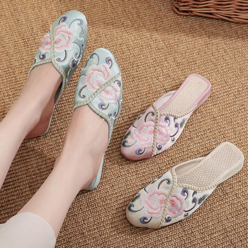 2023 Women\'s Slippers Wedge Heel Slides Women Design Flower Embroidery Upper Low Heeled Mules Chinese Style Embroidered Shoes