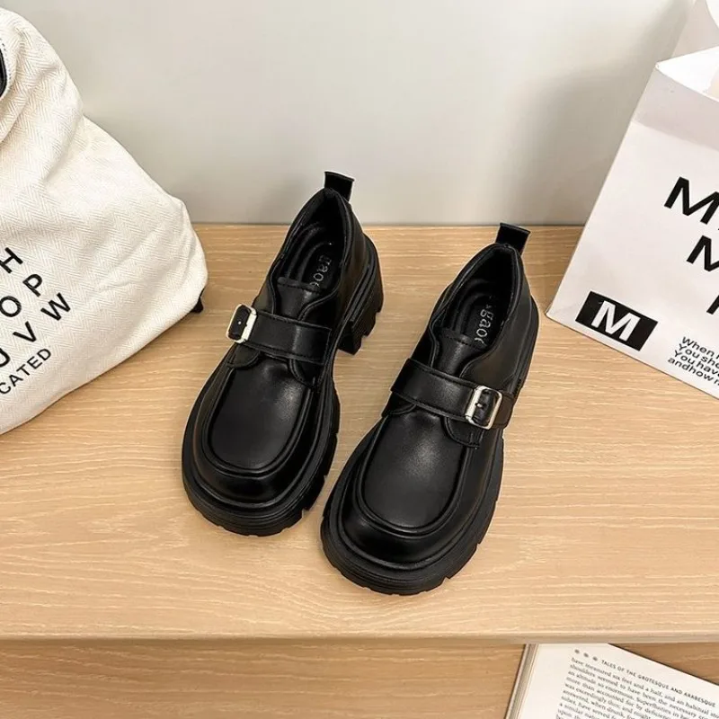 Damen Mary Jane Schuhe aus Lackleder mit Einzelner Metallschnalle, Runder Zehenbereich, Blockabsatz, Plateau, Gothic Schwarz, Freizeitschuhe – Detail 1
