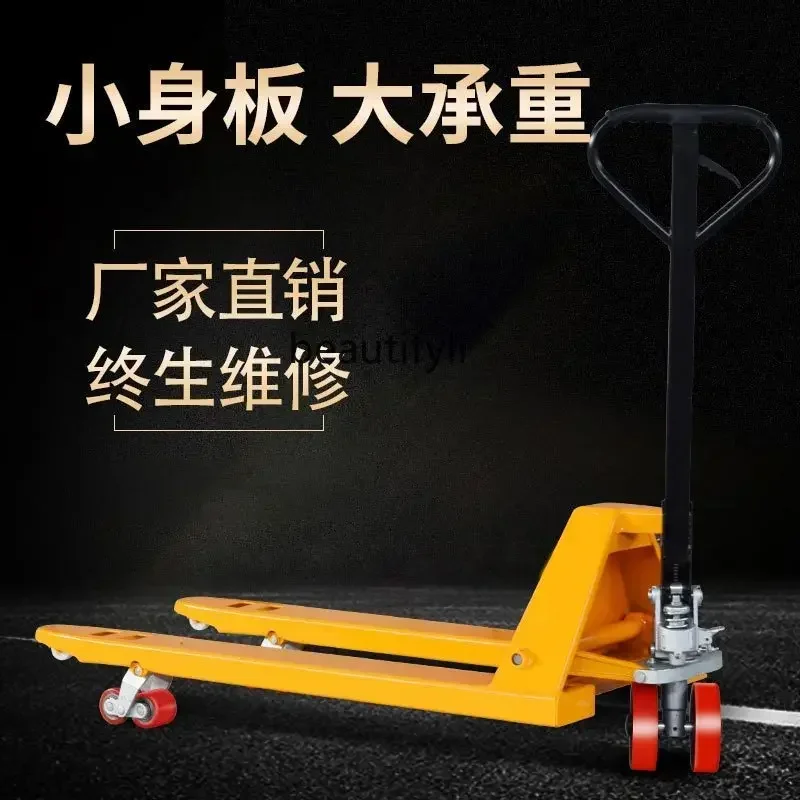 Un carrello elevatore manuale, un camion idraulico per bovini a terra, un piccolo rimorchio a spinta manuale