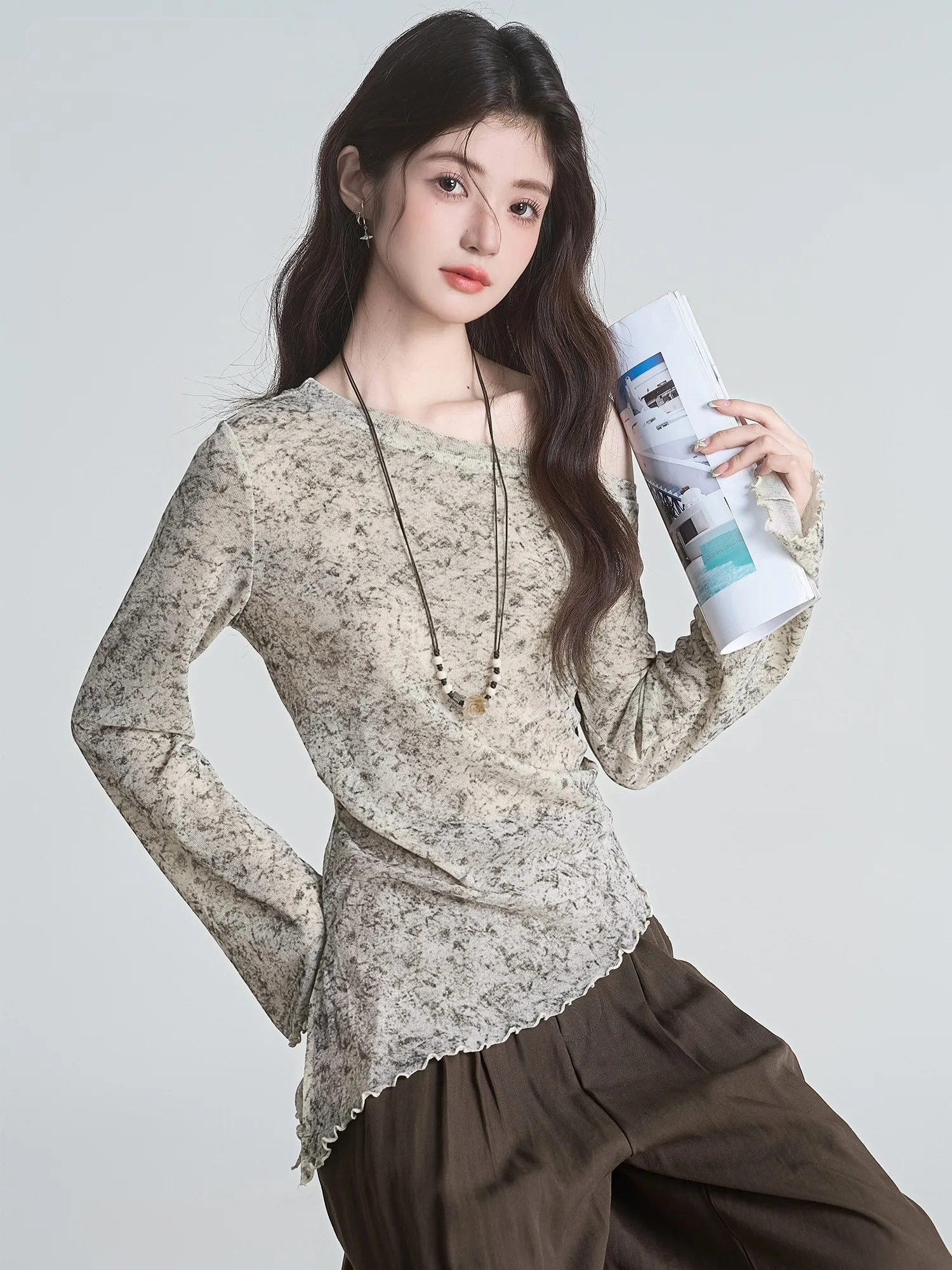 Camiseta Coreana Asimétrica de Manga Larga para Mujer, Capa Base con Mangas Acampanadas y Diseño de Hombro Descubierto