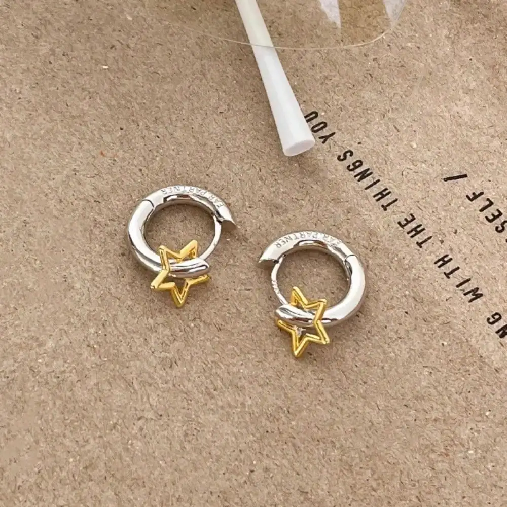 

Plain Hoop Earrings with Contrasting Colors and Star Motifs. A Sophisticated, Versatile, and Minimalist Style.