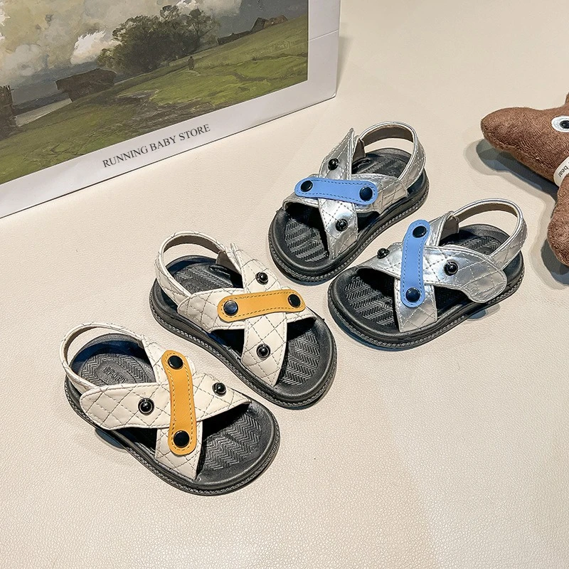 

Детские летние спортивные сандалии 2026 года, новинка, в клетку, с мягкой подошвой, нескользящие, в корейском стиле, для мальчиков, с перекрестными завязками и застежкой на пуговицу, пляжная обувь I05191