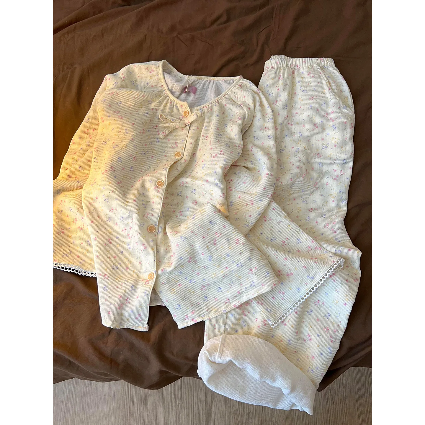 

Милая рубашка с длинными рукавами и брюки с цветочным принтом, комплект из 2 предметов, женский комплект весны и осени 2026, комплект домашней одежды из двухслойной хлопчатобумажной пряжи