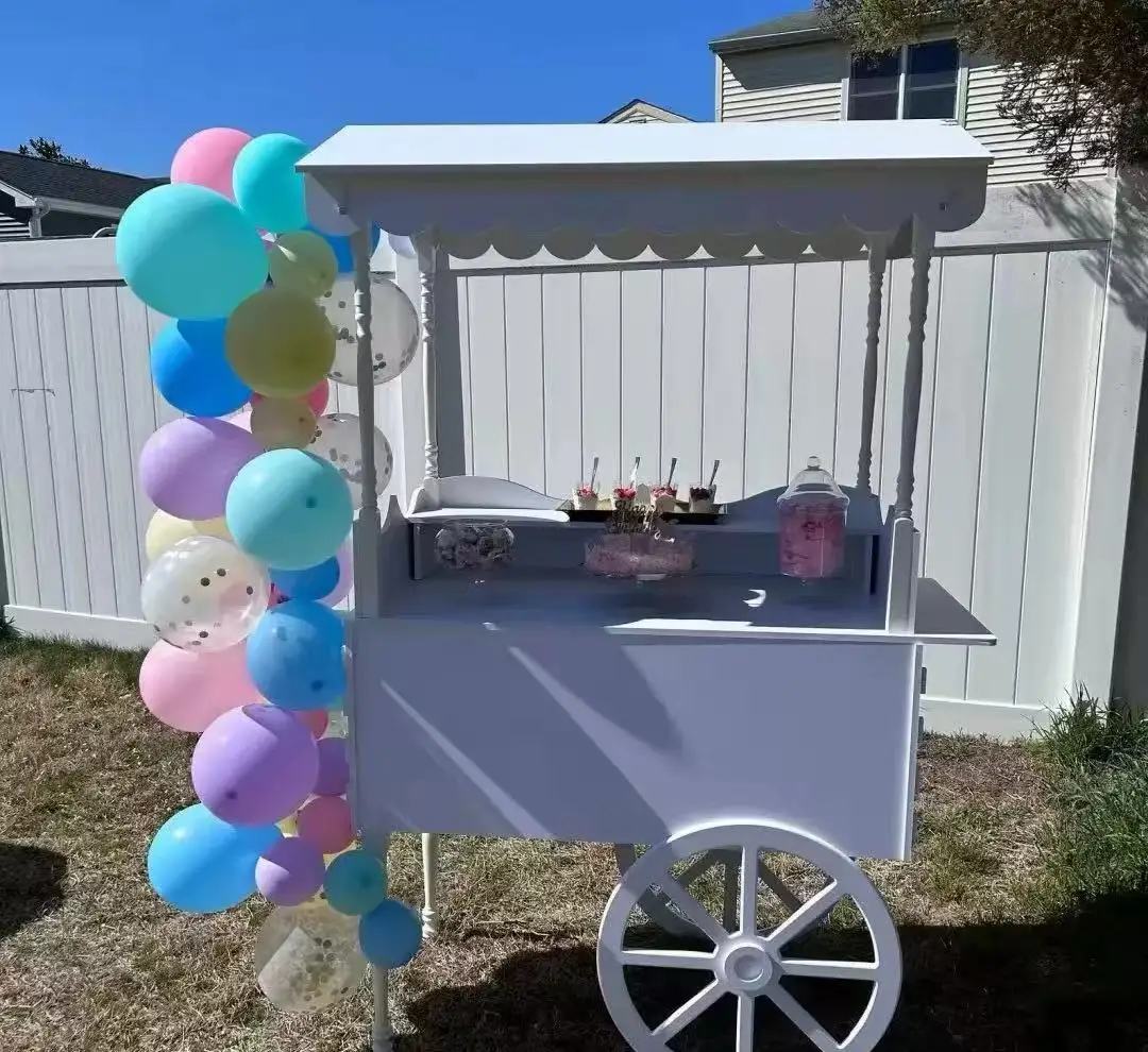 

Высокая и нежная тележка для конфет с полками на колесах, подходящая для вечеринок по случаю дня рождения в помещении и на открытом воздухе.