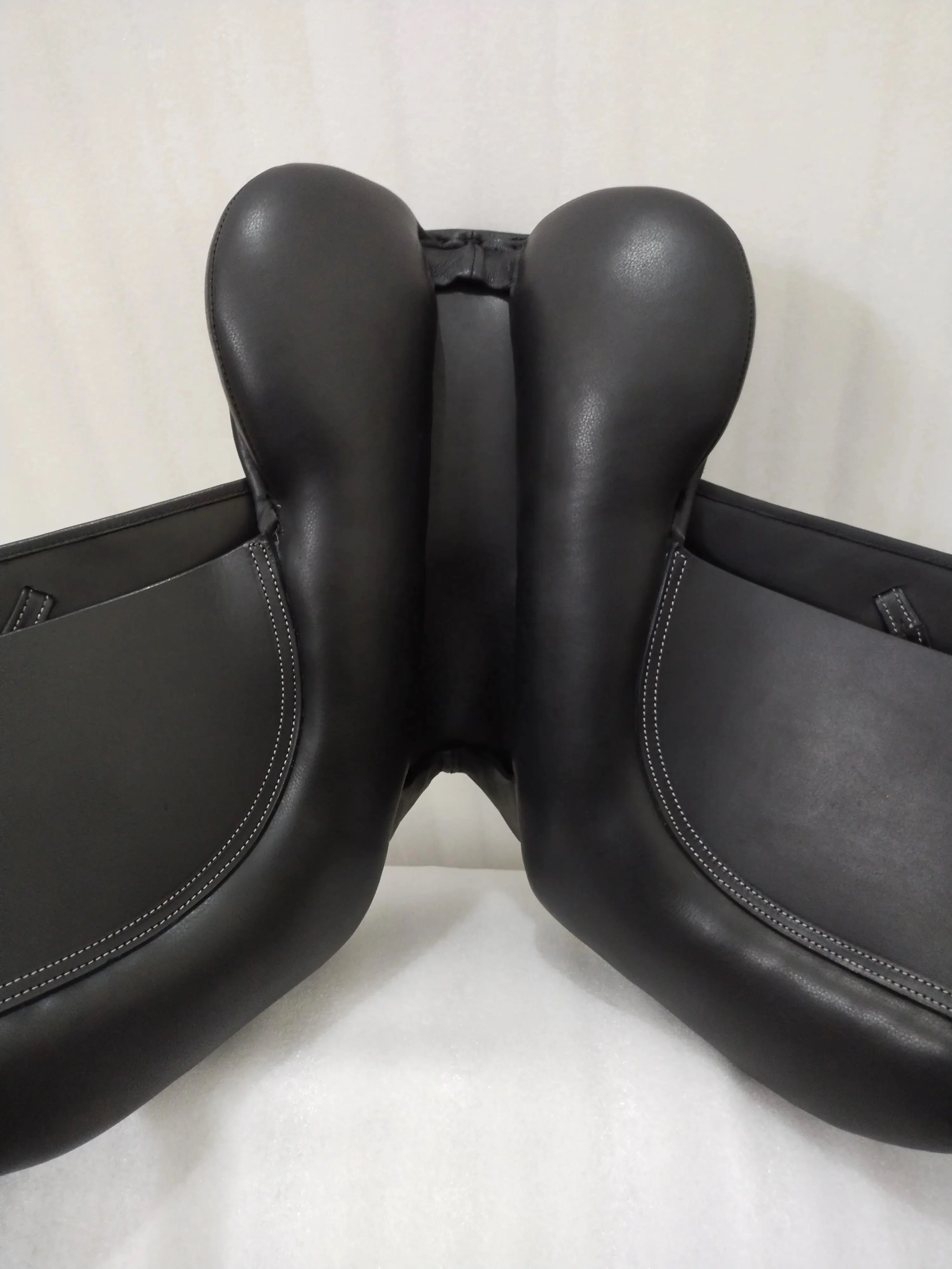 سروج جلدية إنجليزية مصنوعة حسب الطلب مناسبة لمتاجر إمدادات الفروسية ومناسبة لإعادة البيع عن طريق متاجر توريد ركوب الخيل