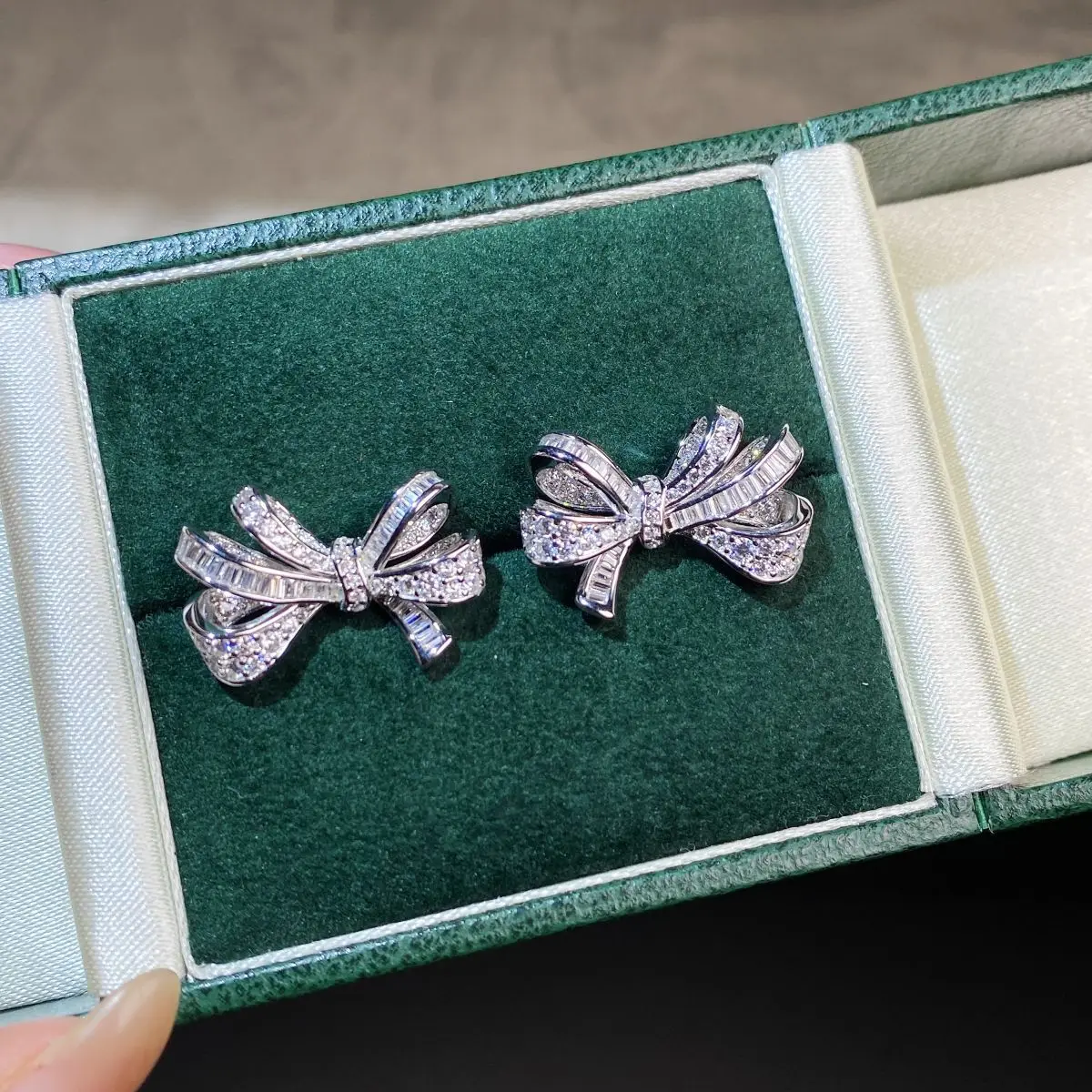 

PT950 platinum gold stud earrings for women, full diamonds, bow-shaped, high-end heavy-duty ear accessories