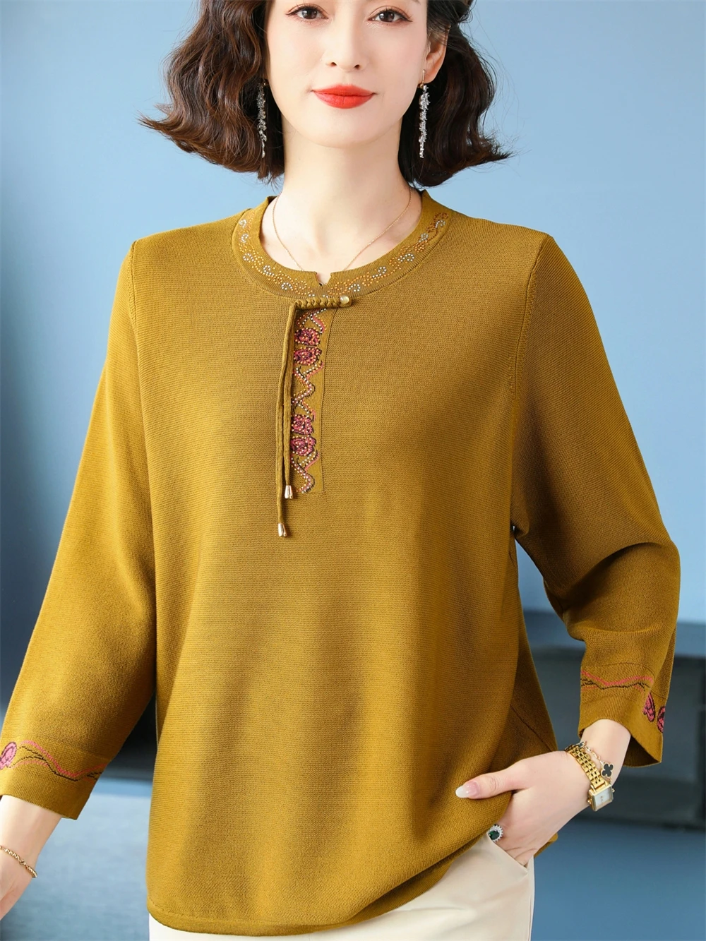 

Весенне-осенний новый вязаный круглый пуловер из ледяного шелка для женщин среднего возраста с пуговицами, модная футболка свободного покроя