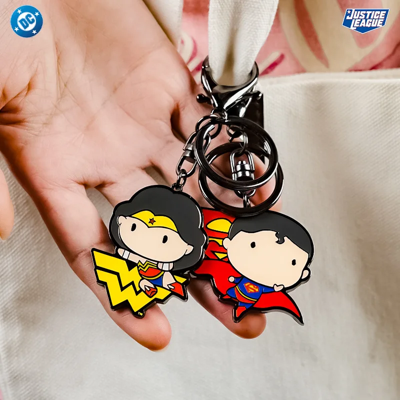 พวงกุญแจซีรีส์ฮีโร่ DC ของแท้จาก Bandai ซูเปอร์แมน สไปเดอร์แมน แบทแมน จี้โลหะสำหรับกระเป๋า ของขวัญวันเกิดเด็กผู้ชาย ของขวัญคริสต์มาส