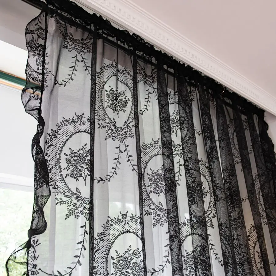Zwarte kanten gordijnen, 96 inch lang, 2 panelen, doorschijnend roze bloemenborduurwerk, gerimpeld vintage raamdecoratiepaar voor slaapkamer en woonkamer