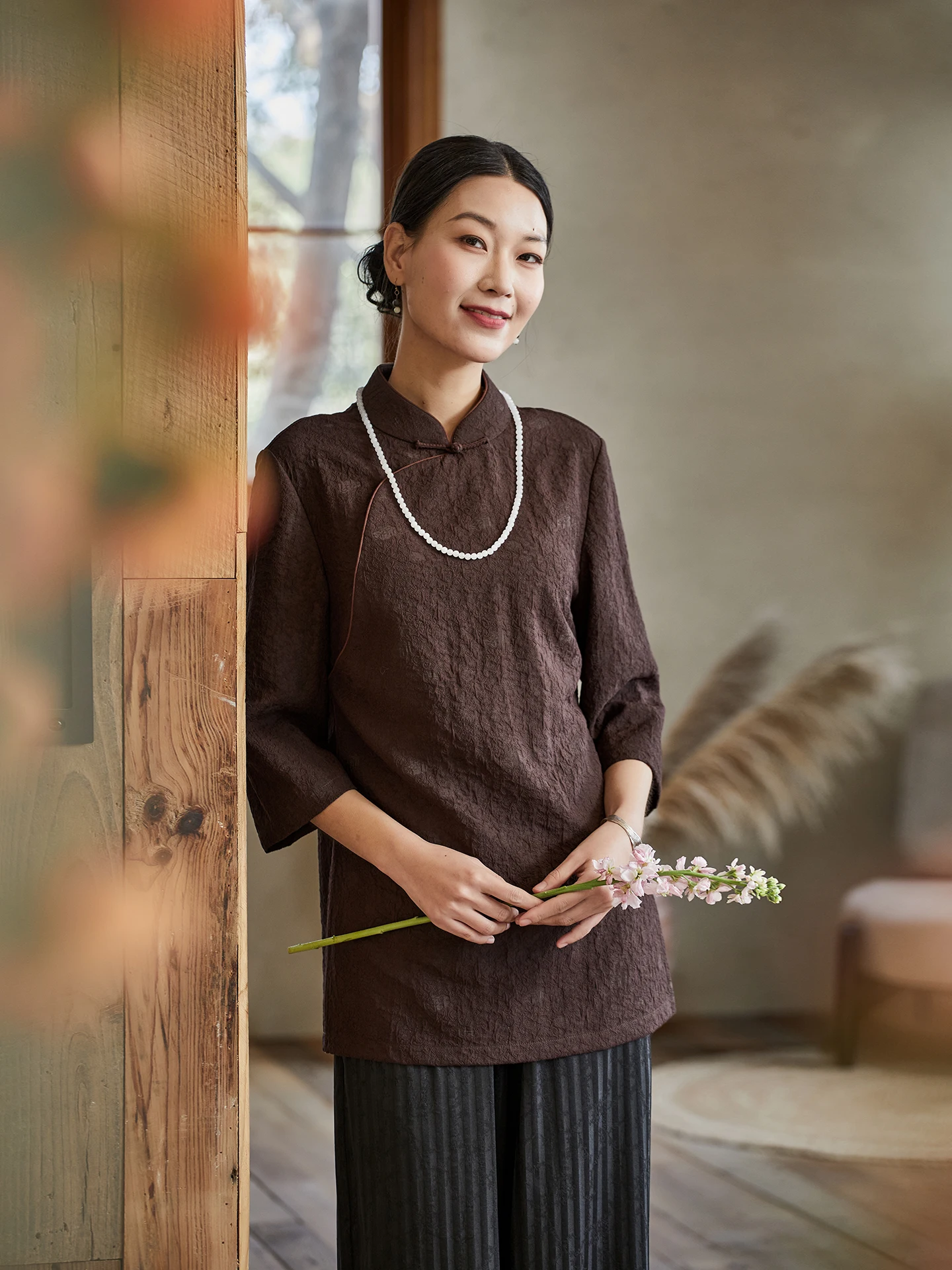 

Ele Chinese Sle Silk Bubble Floral Embroidery irt Women's Regular oulder Fit Polyester Blend Breathable Button up