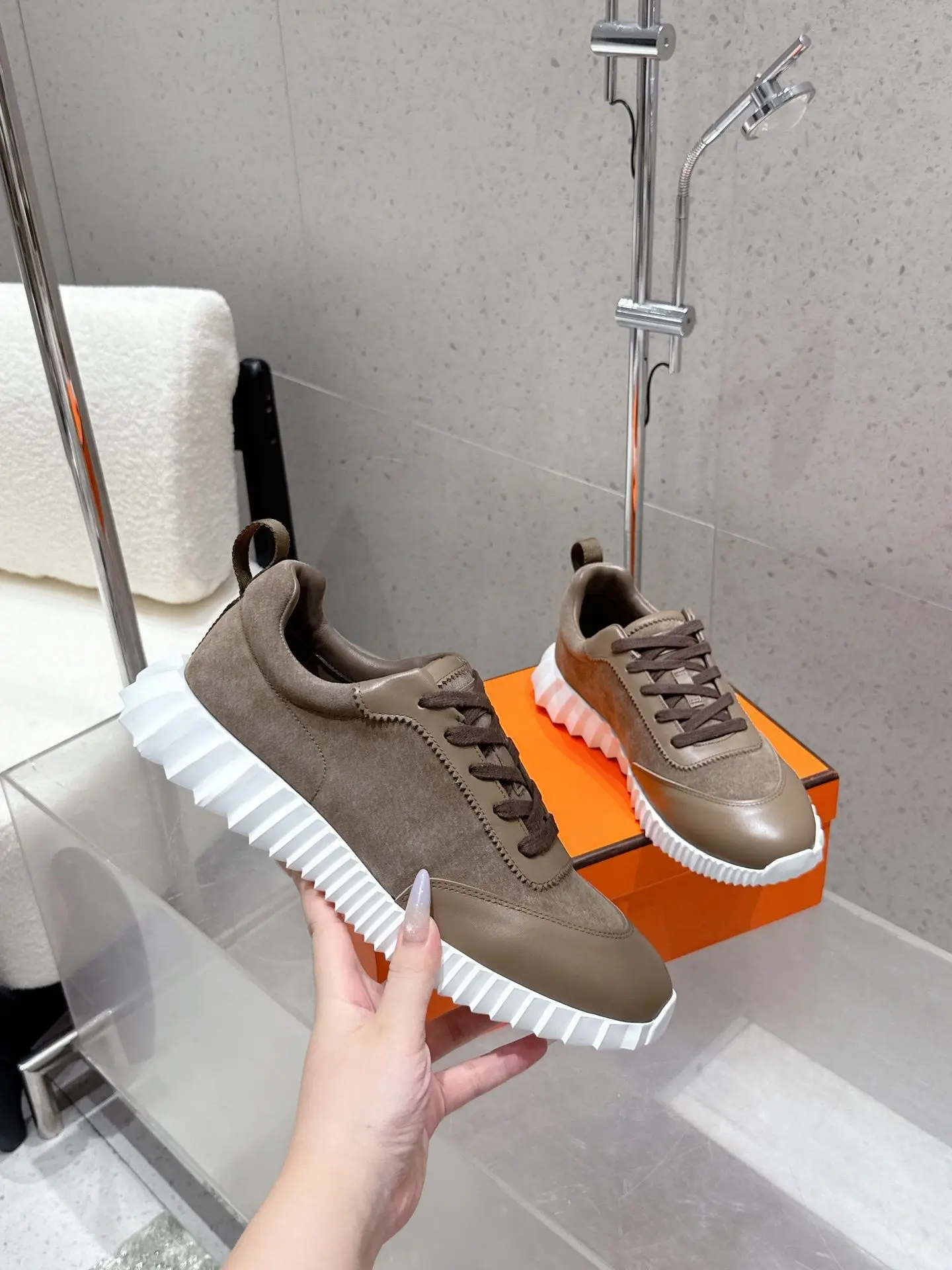 Light Khaki Unisex Casual Skate Shoes, Distressed Texture Skate Sneakers, Shock Absorbing Flat Footwear, Versatile Footwear for Japanese Citywalk Style, Autumn Winter Leisure Stroll and Daily Matching for Men and Women