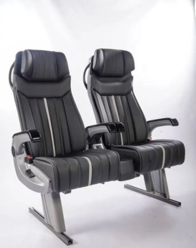 Bootssitze mit Esstisch und Sicherheitsgurten