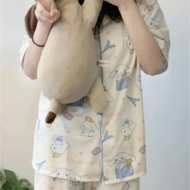 ชุดนอนซินนามอโรลลายซานริโอ้สุดน่ารักสำหรับผู้หญิง อนิเมะคุโรมิ กางเกงขาสั้นแขนสั้นฤดูร้อน ชุดลำลองน่ารักสไตล์เฮลโลคิตตี้ เนื้อผ้านุ่มสบาย