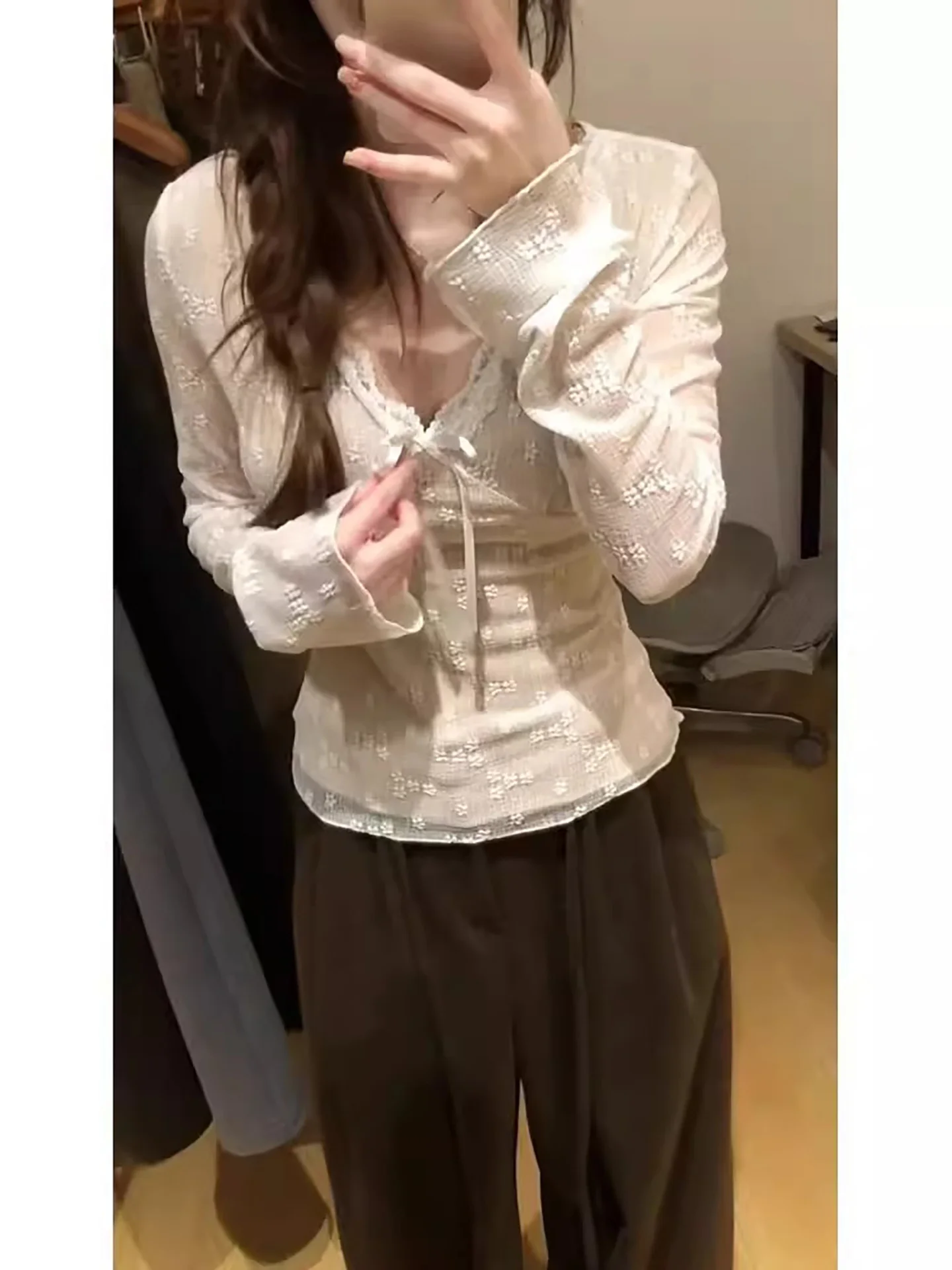 Top Único com Detalhes em Renda e Decote em V para Mulheres, Ajuste Slim para Outono e Inverno, Manga Longa Francesa