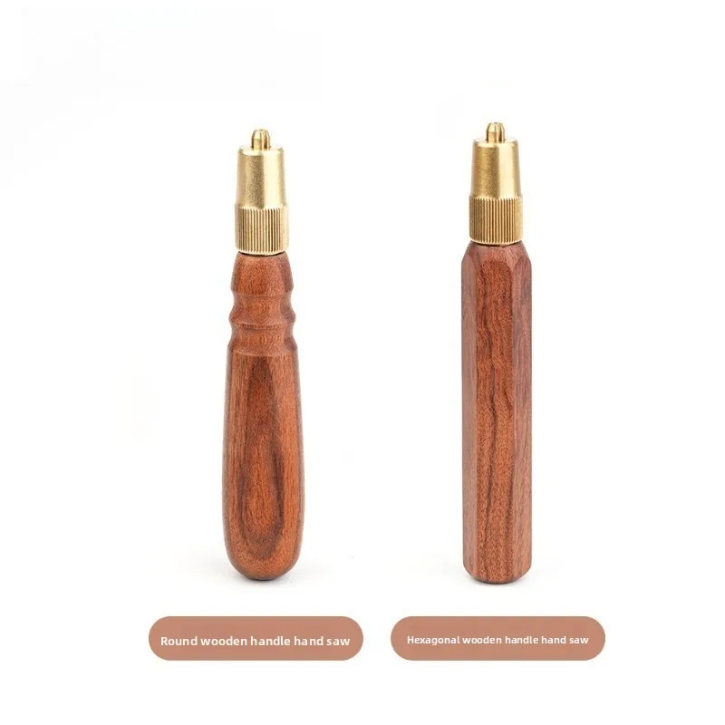 Una sierra de mano pequeña con mango de madera con hojas de sierra intercambiables, dientes finos y gruesos, es una herramienta de carpintería manual para jardín