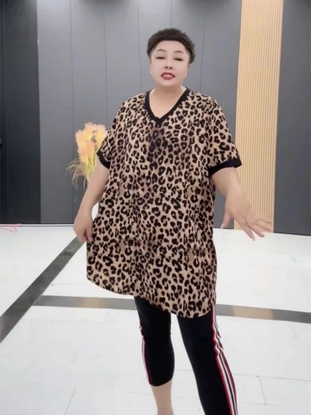 Retro Leopard Print V-Neck Short Sleeve T-Shirt Women Loose Fit Midi Length Cover Butt Overhead Top plus Size 300 Pounds