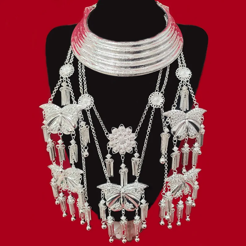 

Delicate craftsmanship, dynamic swaying rhythm dance, a party with a silver-plated butterfly long tassel necklace drawing attent