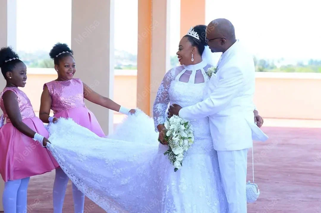 Maßgeschneidertes High Neck Long Sleeves Mermaid Black Girls Hochzeitskleid Vestidos De Noiva Sweep Train Lace Applikationen Brautkleid