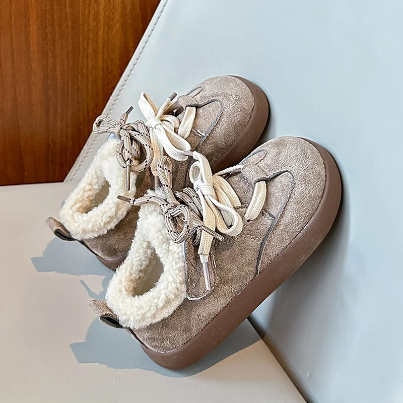 

2025 г. Детская обувь. Зимняя модная теплая повседневная обувь из коровьей замши для мальчиков. Короткая плюшевая удобная хлопковая обувь для девочек с мягкой подошвой.