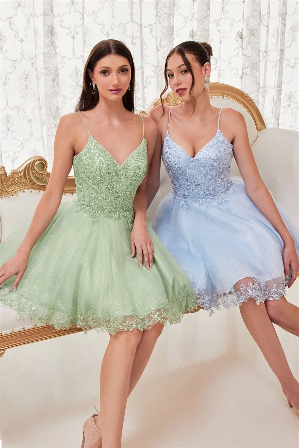 Tulle Spaghetti Straps V-neck Homecoming Dresses for Teens Sparkly Sequins Appliques Formal Party A-line Short Graduation Gowns