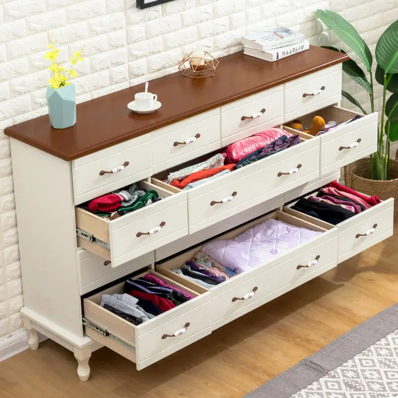 無垢材のチェスト引き出し収納、小さなアパートのリビングルーム収納