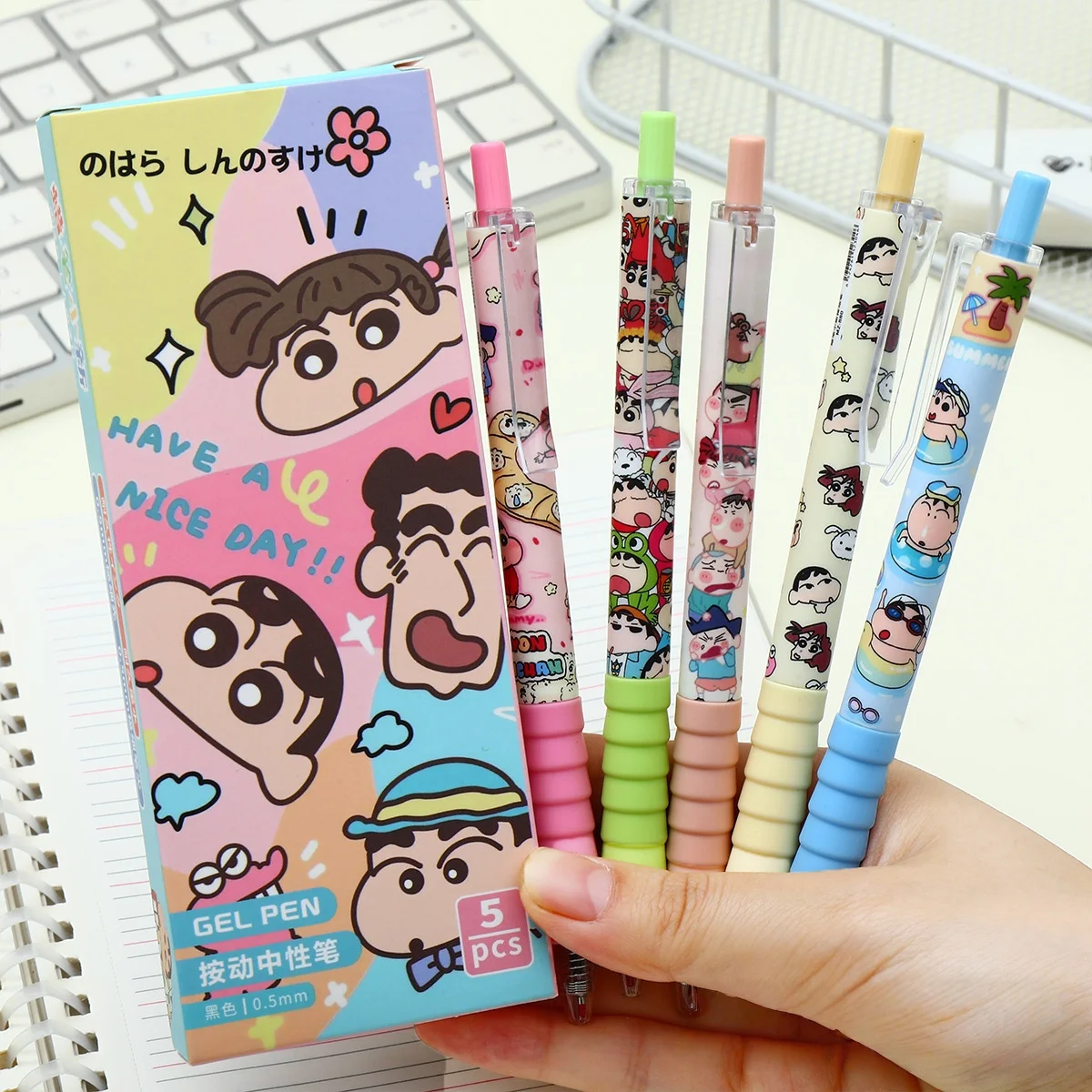 5/10 stylos gel à thème Crayon Shin-chan. Poignée en silicone. Idéal pour motiver les élèves en classe, cadeau parfait pour la rentrée scolaire.