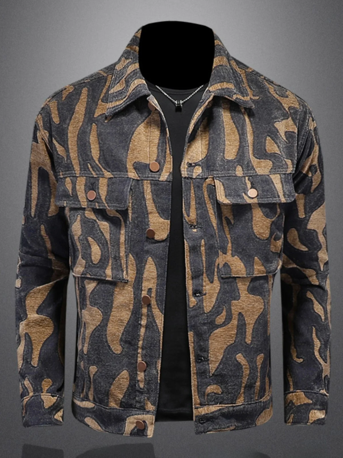 

Повседневная джинсовая куртка-рубашка с камуфляжным принтом для мужчин: модный весенне-осенний новый стиль, универсальная модель с длинным рукавом и отложным воротником для молодежи