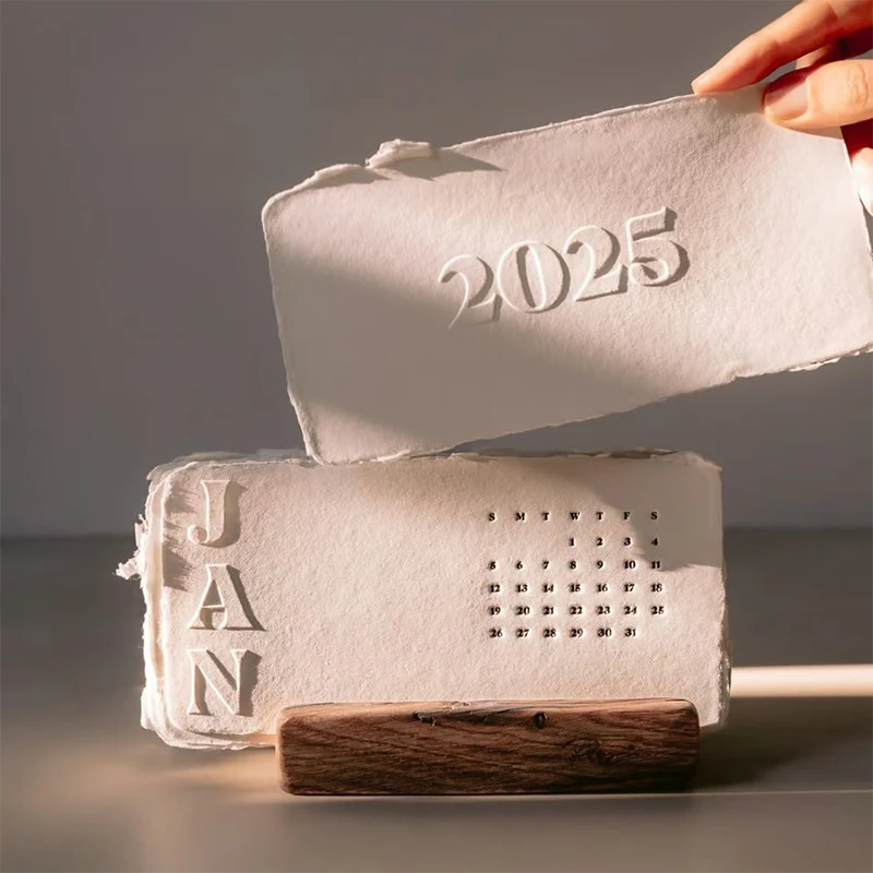 De boekdrukkalender 2025 2025 mini witte textuur bureaukalender met houten standaard boekdruktekst maandkalender 12 maanden