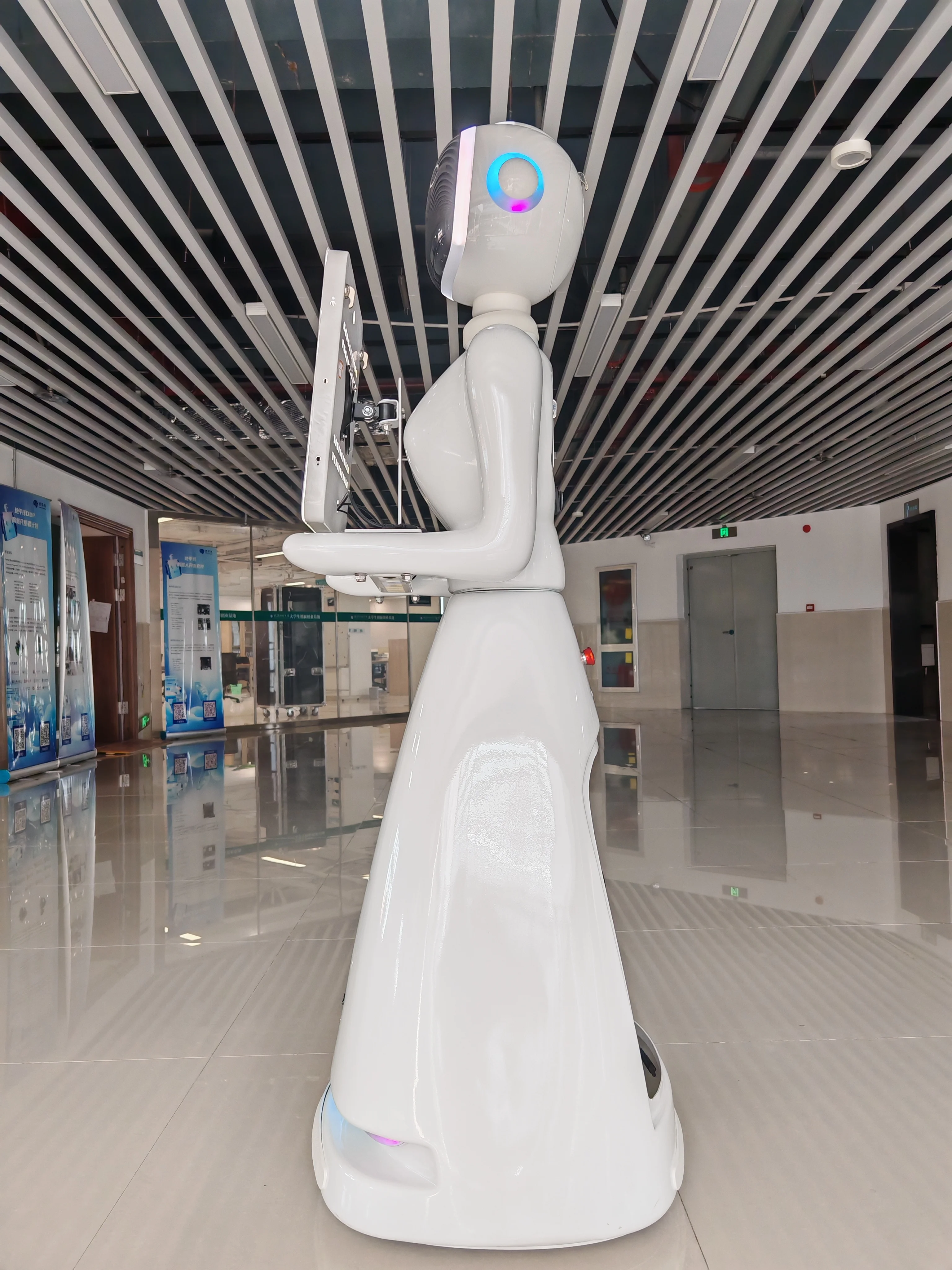 Wireless Remote-Controlled Robot Automated Camera Motion Control Movement Photo Booth Roamer Robot  Photo Booth Humanoid Robot