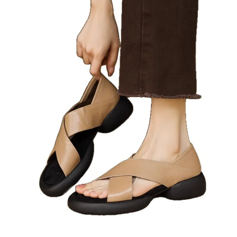صنادل جلدية ناعمة حقًا بحزام متقاطع مفتوح من الأمام أحذية مسطحة صنادل مفتوحة من الأمام أحذية نسائية كاجوال