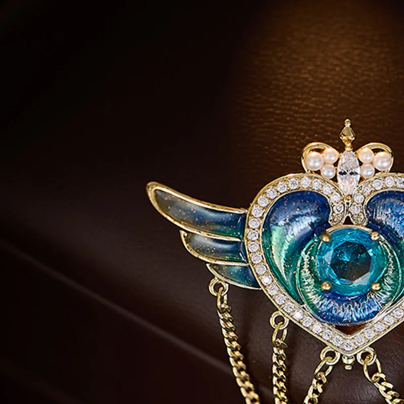 بروش شرابة على شكل سلسلة Angel Wing مصنوع بحرفية من المينا الرجعية وإكسسوارات صدار رائعة من الزركون