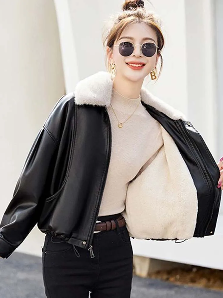 Elegancki płaszcz motocyklowy z kołnierzem ze sztucznego futra, ocieplany polarem, damski, ze skóry PU, luźny krój, wysoka jakość, idealny na wiosnę i jesień.