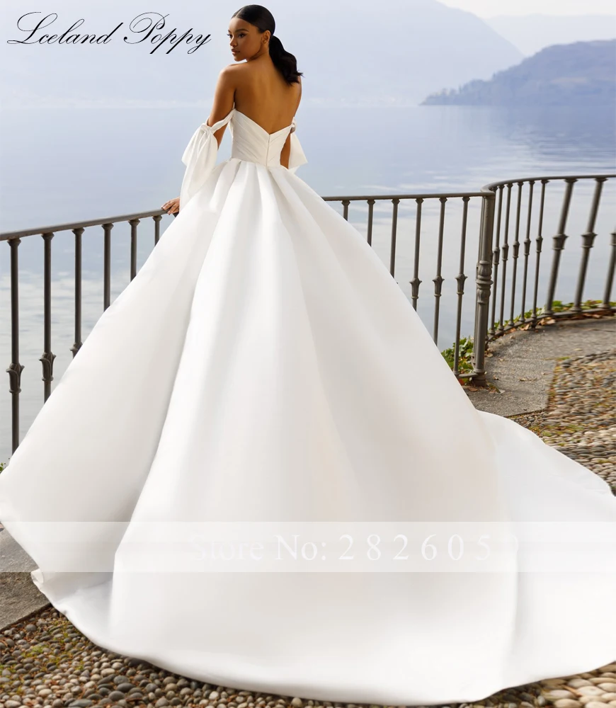 ชุดแต่งงานผ้าซาตินทรงเอไลน์แบบคอวี แขนตกไหล่ ประดับลูกปัด พร้อมชายกระโปรงยาวแบบชาเปล สไตล์ไอซ์แลนด์ป๊อปปี้  แบบสั่งตัดพิเศษ