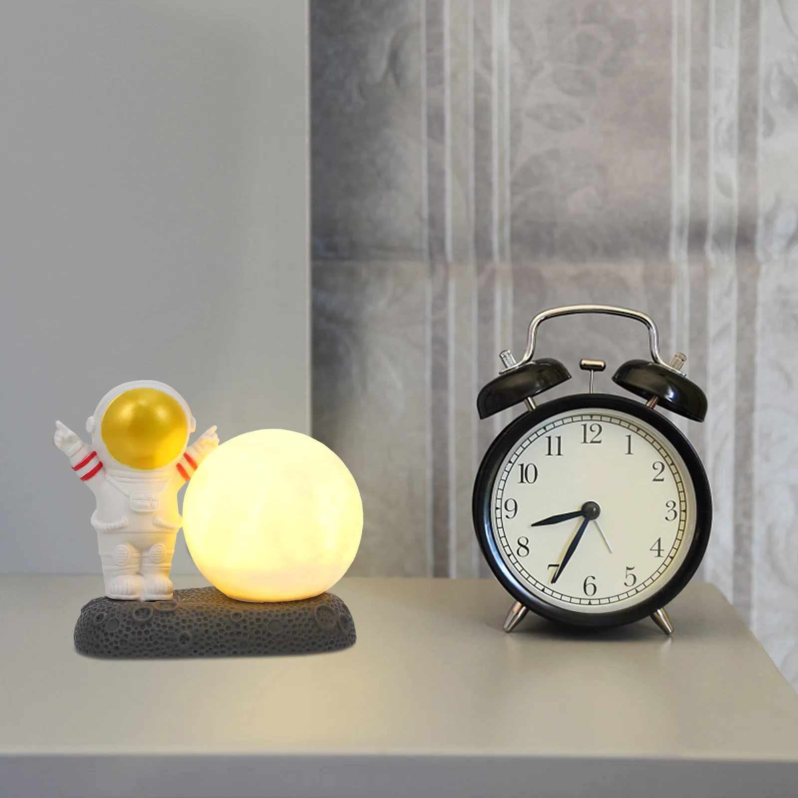 

1pc Astronaut Night Light Golden Color Resin Decor Mini Spaceman Ornament Safe Kids Room Atmosphere Lamp Powered Desktop