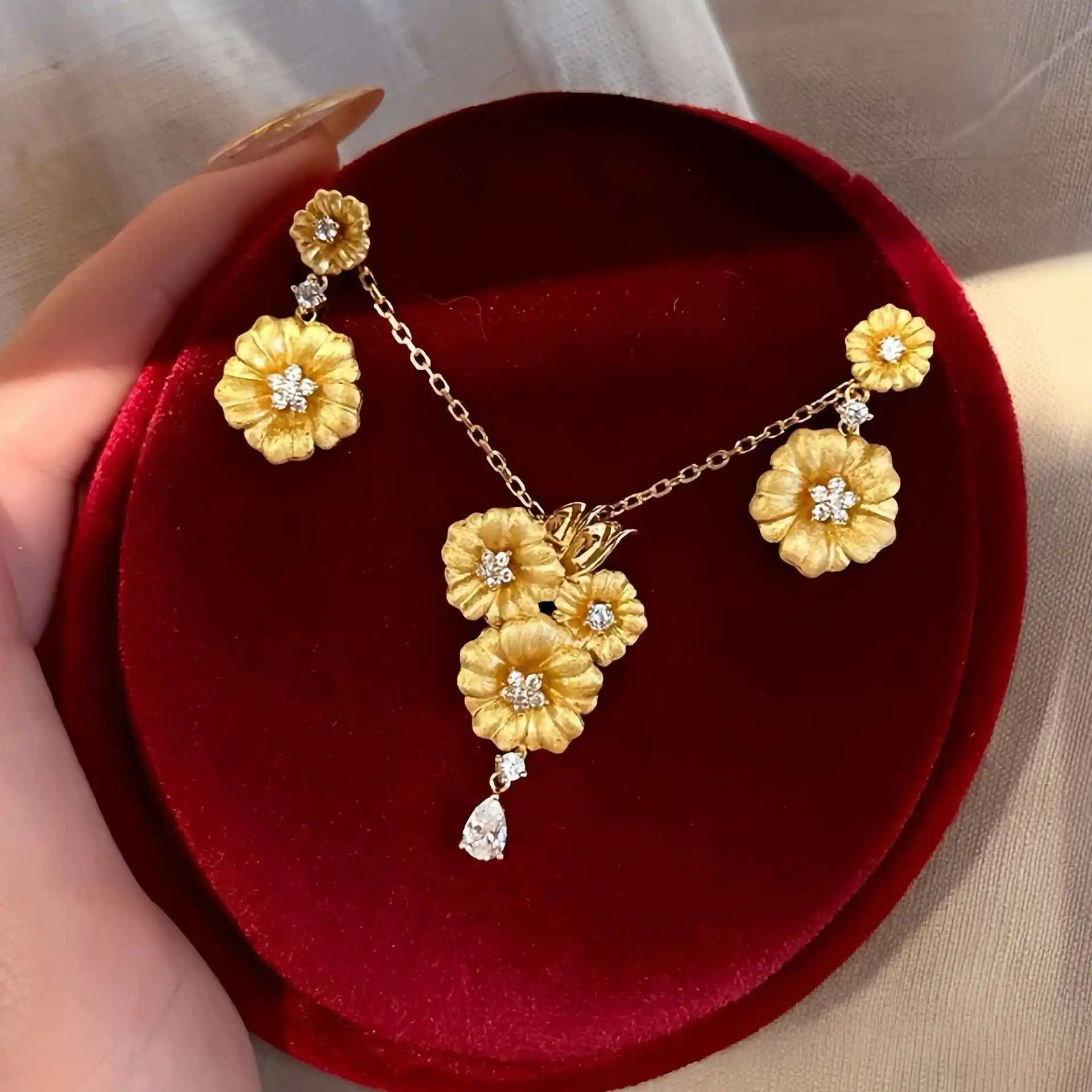 

Fahsion 18k Gold Color Flower Pendant Necklace for Women Bride Birthday Wedding Engagement Party Fine Jewelry Sets Gifts